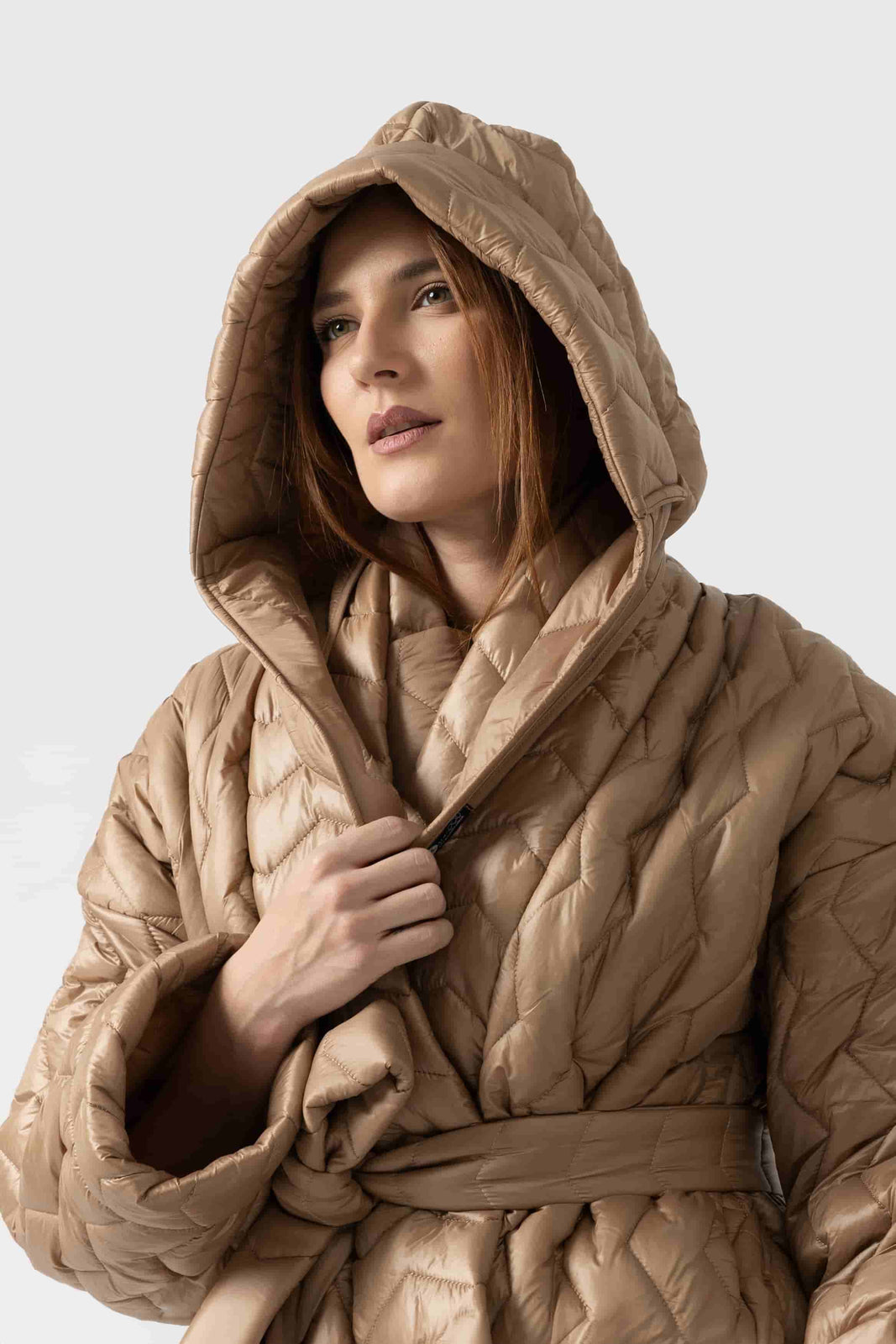 Incarca imaginea in galerie, Jachetă scurtă matlasată cu croială lejeră și design asimetric