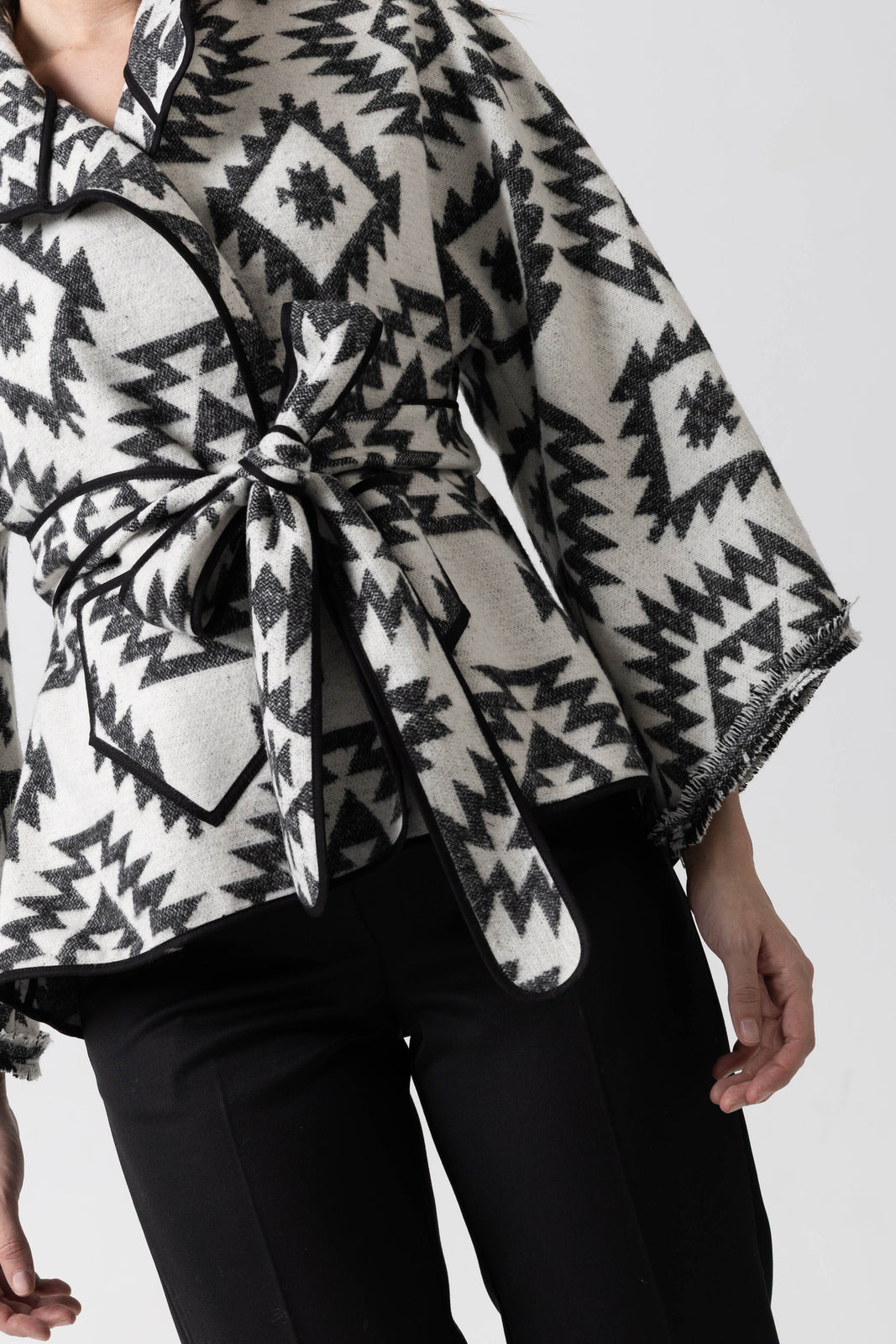 Incarca imaginea in galerie, Jachetă scurtă din stofă jacquard cu motive geometrice alb-negru