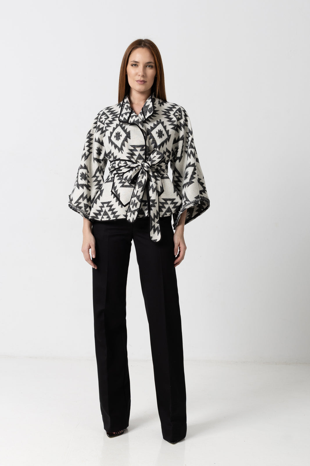 Incarca imaginea in galerie, Jachetă scurtă din stofă jacquard cu motive geometrice alb-negru