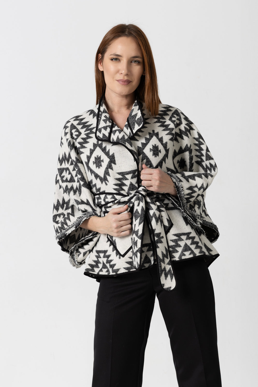 Incarca imaginea in galerie, Jachetă scurtă din stofă jacquard cu motive geometrice alb-negru