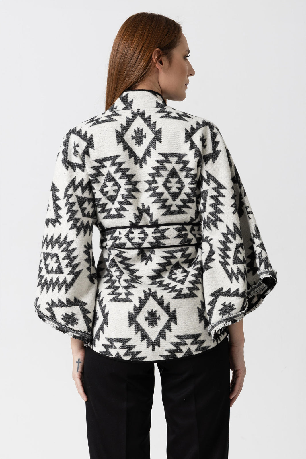 Incarca imaginea in galerie, Jachetă scurtă din stofă jacquard cu motive geometrice alb-negru