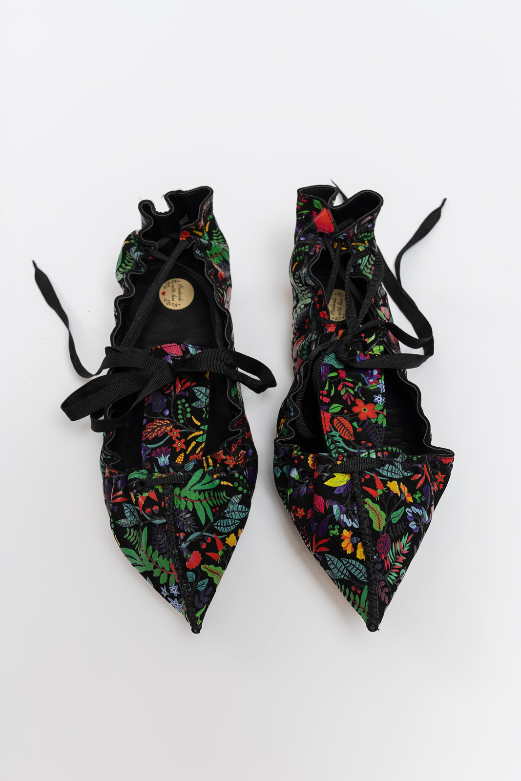 Incarca imaginea in galerie, Opinci din piele intoarsa neagra cu imprimeu floral