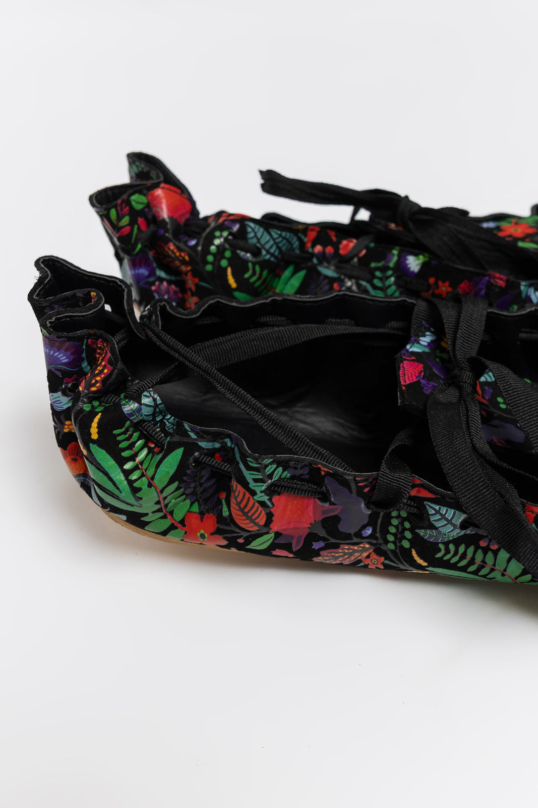 Incarca imaginea in galerie, Opinci din piele intoarsa neagra cu imprimeu floral