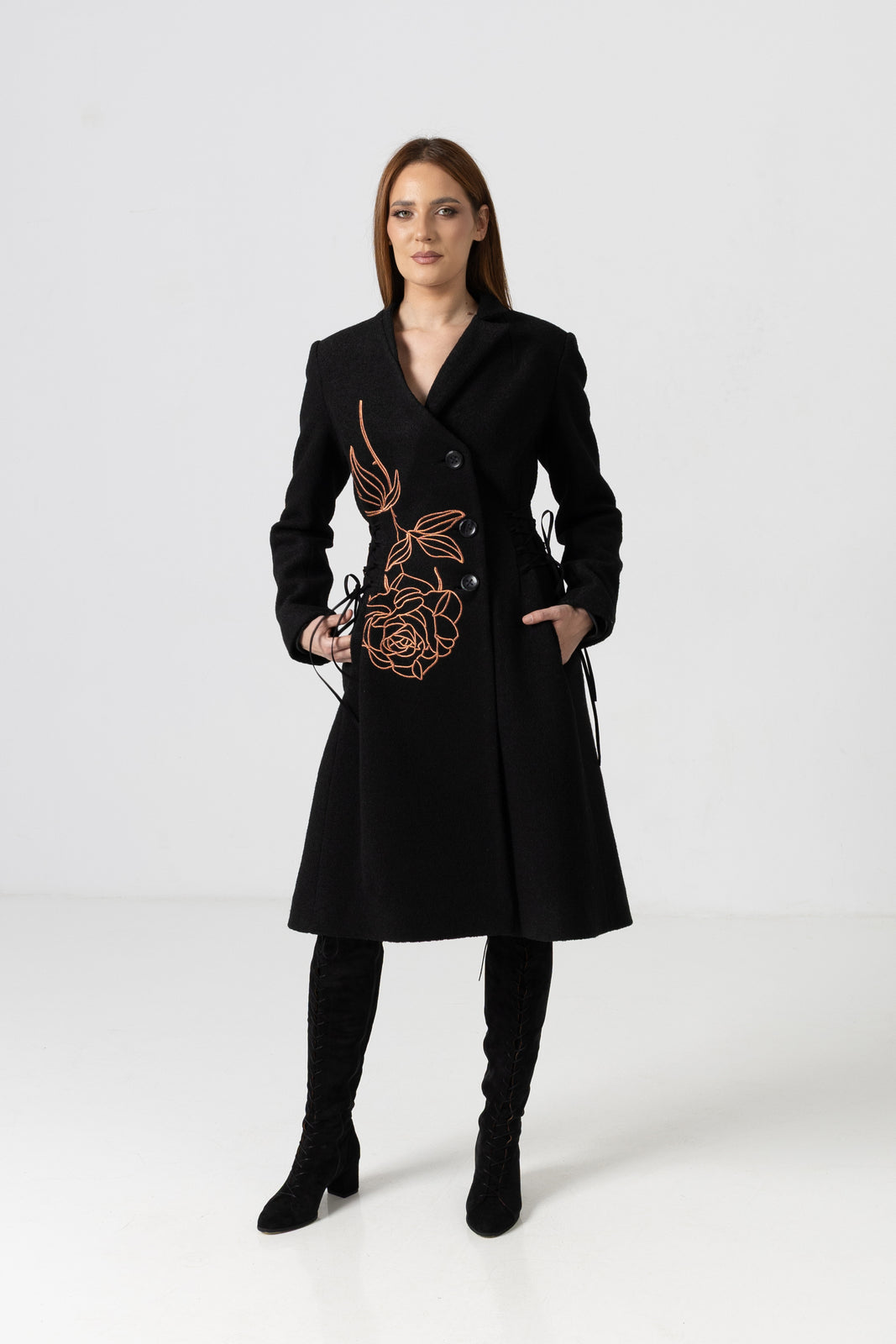 Incarca imaginea in galerie, Palton din lână neagră cu broderie trandafir arămiu