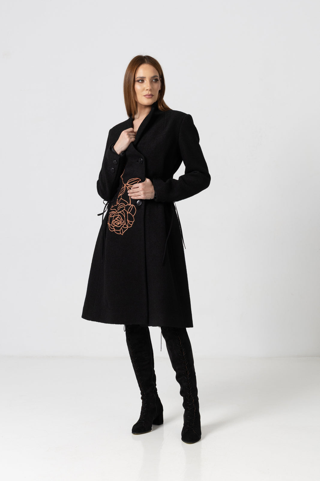 Incarca imaginea in galerie, Palton din lână neagră cu broderie trandafir arămiu
