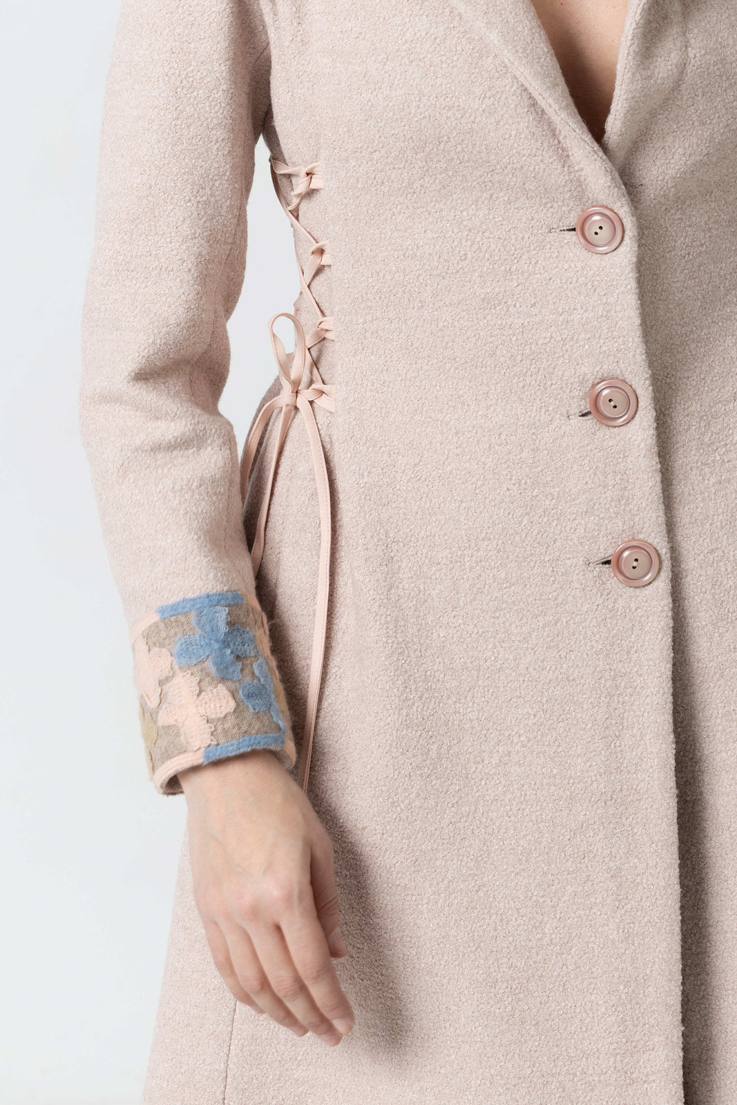 Incarca imaginea in galerie, Palton din lână in nuante calde de bej-rose cu insertii florale