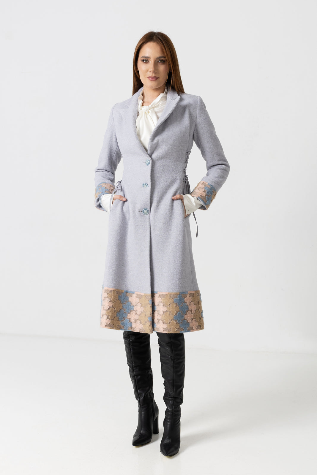 Incarca imaginea in galerie, Palton din lână gri-lavandă cu inserții florale