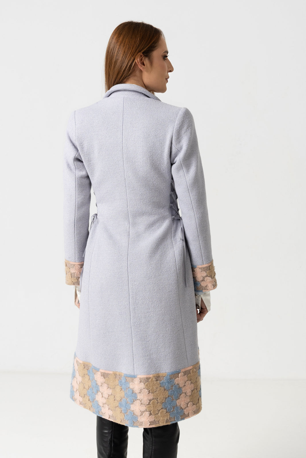 Incarca imaginea in galerie, Palton din lână gri-lavandă cu inserții florale