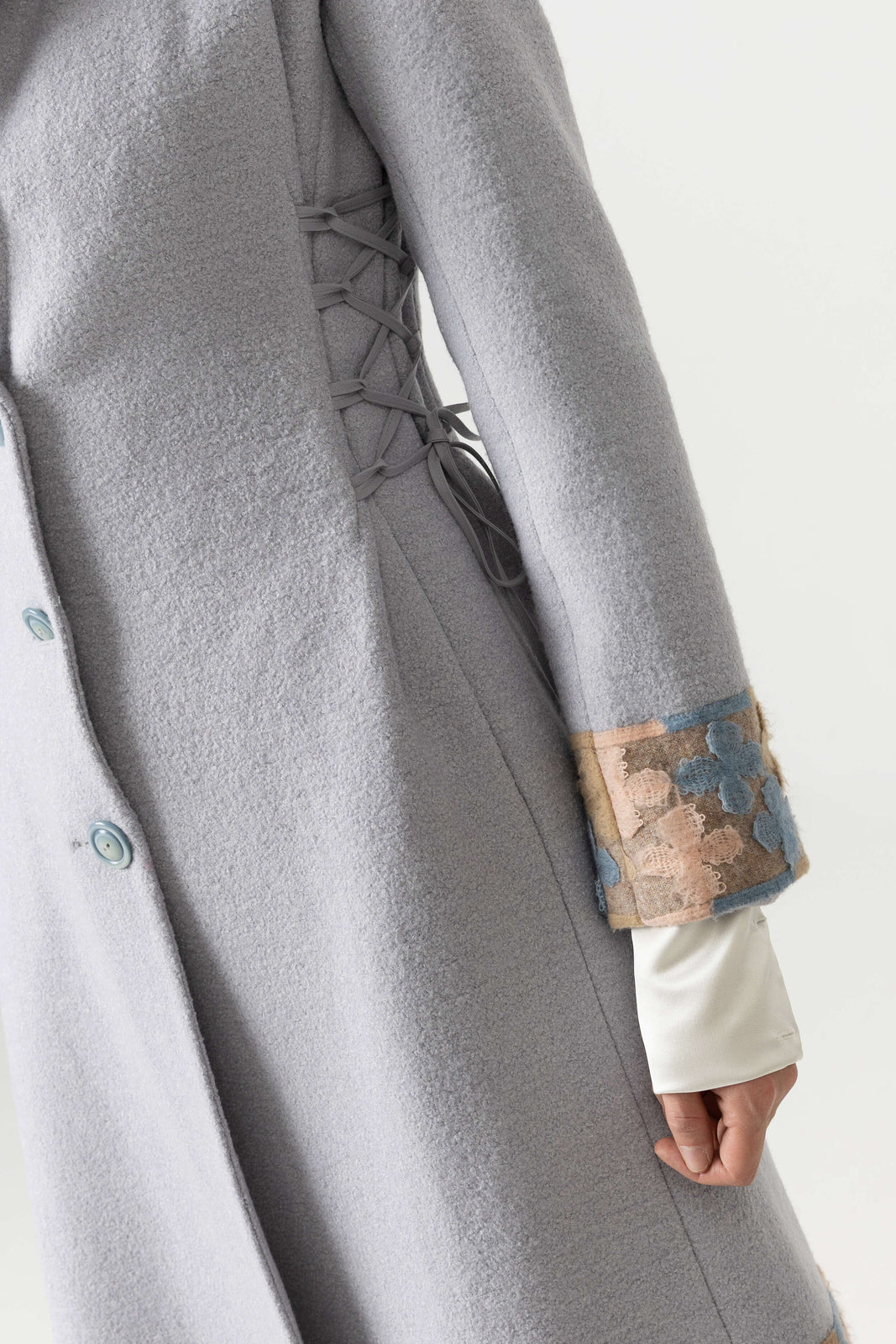 Incarca imaginea in galerie, Palton din lână gri-lavandă cu inserții florale