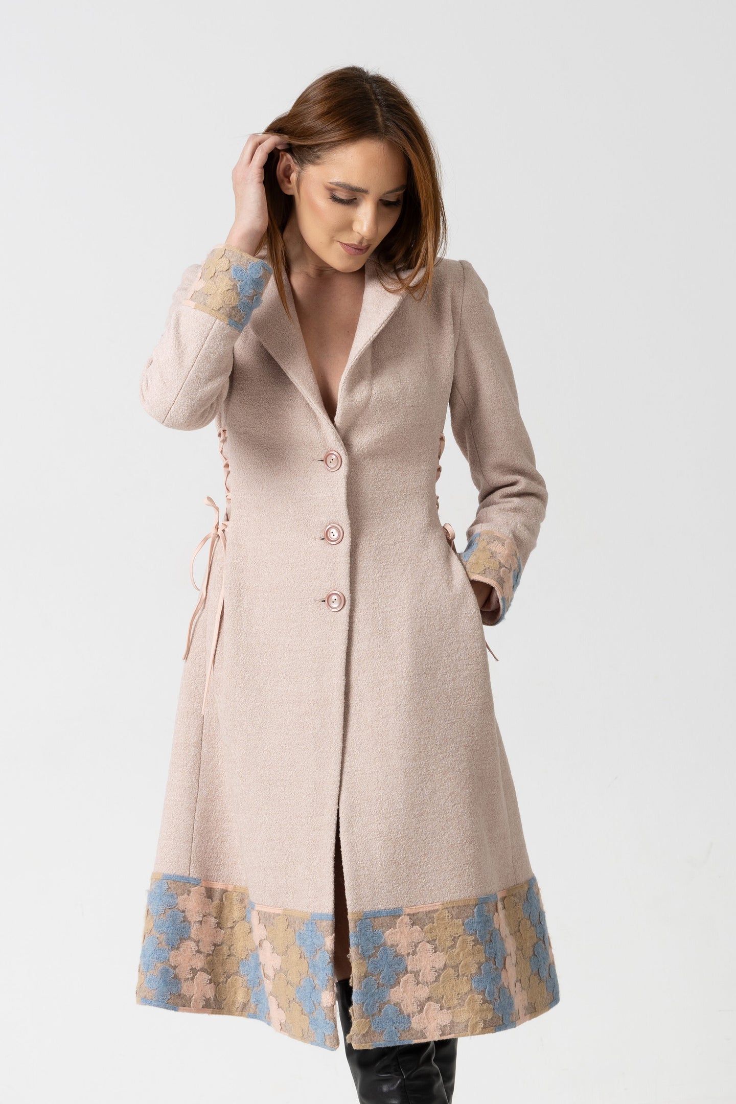 Palton din lână in nuante calde de bej-rose cu insertii florale