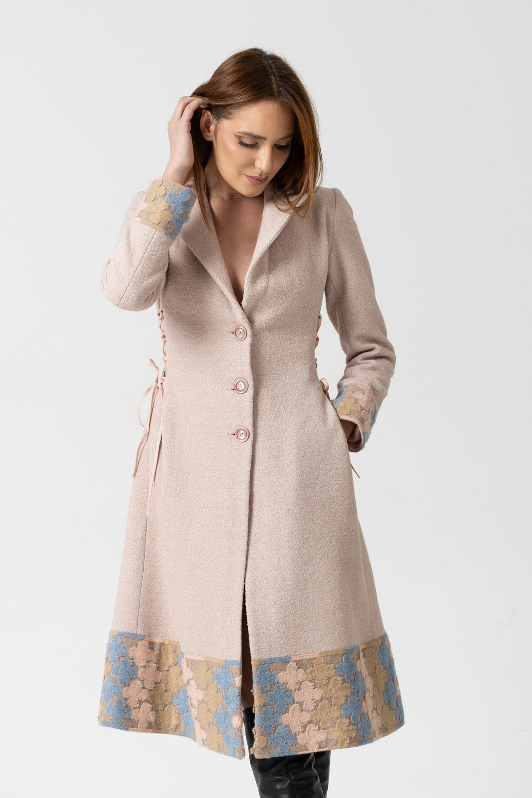 Incarca imaginea in galerie, Palton din lână in nuante calde de bej-rose cu insertii florale