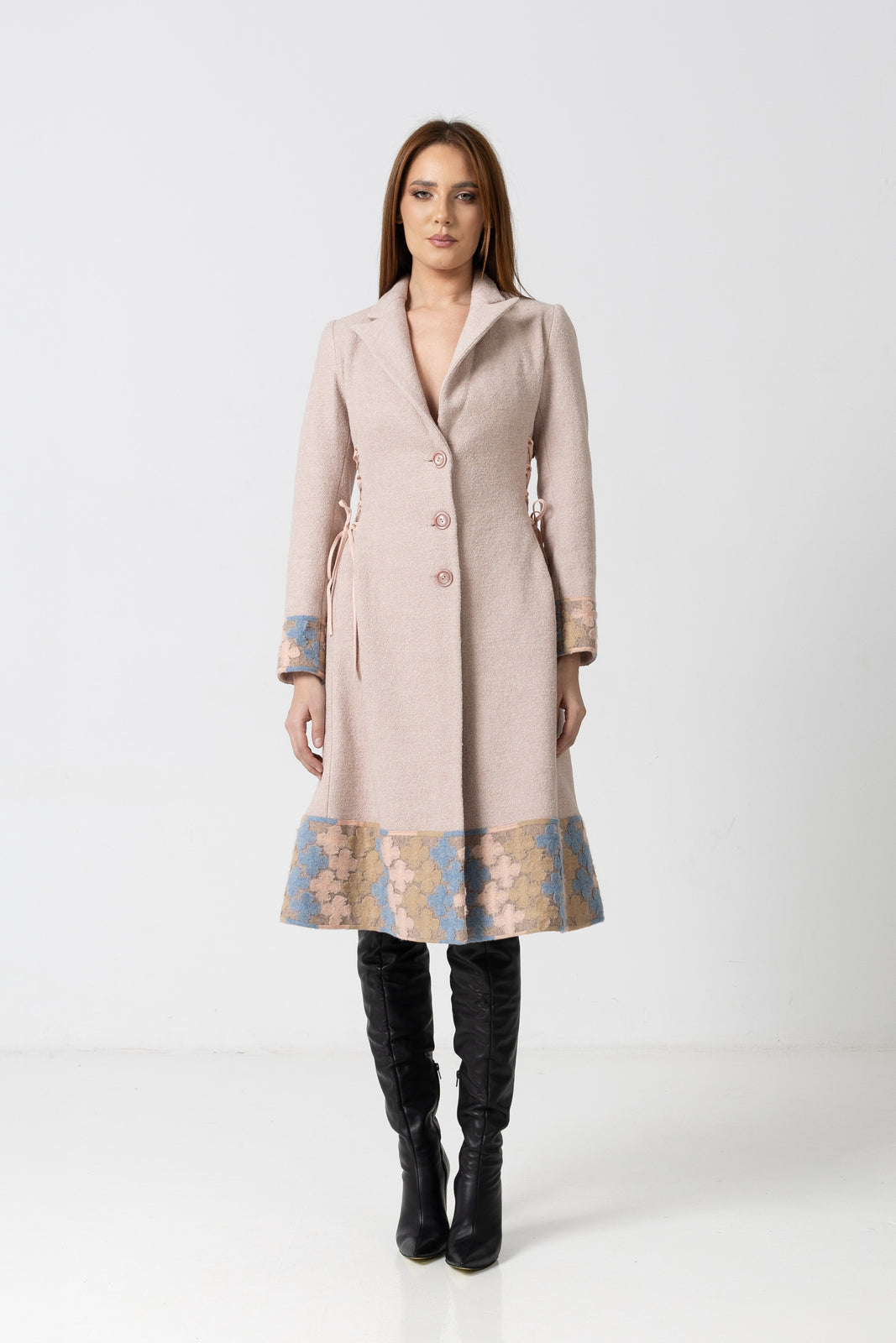 Incarca imaginea in galerie, Palton din lână in nuante calde de bej-rose cu insertii florale