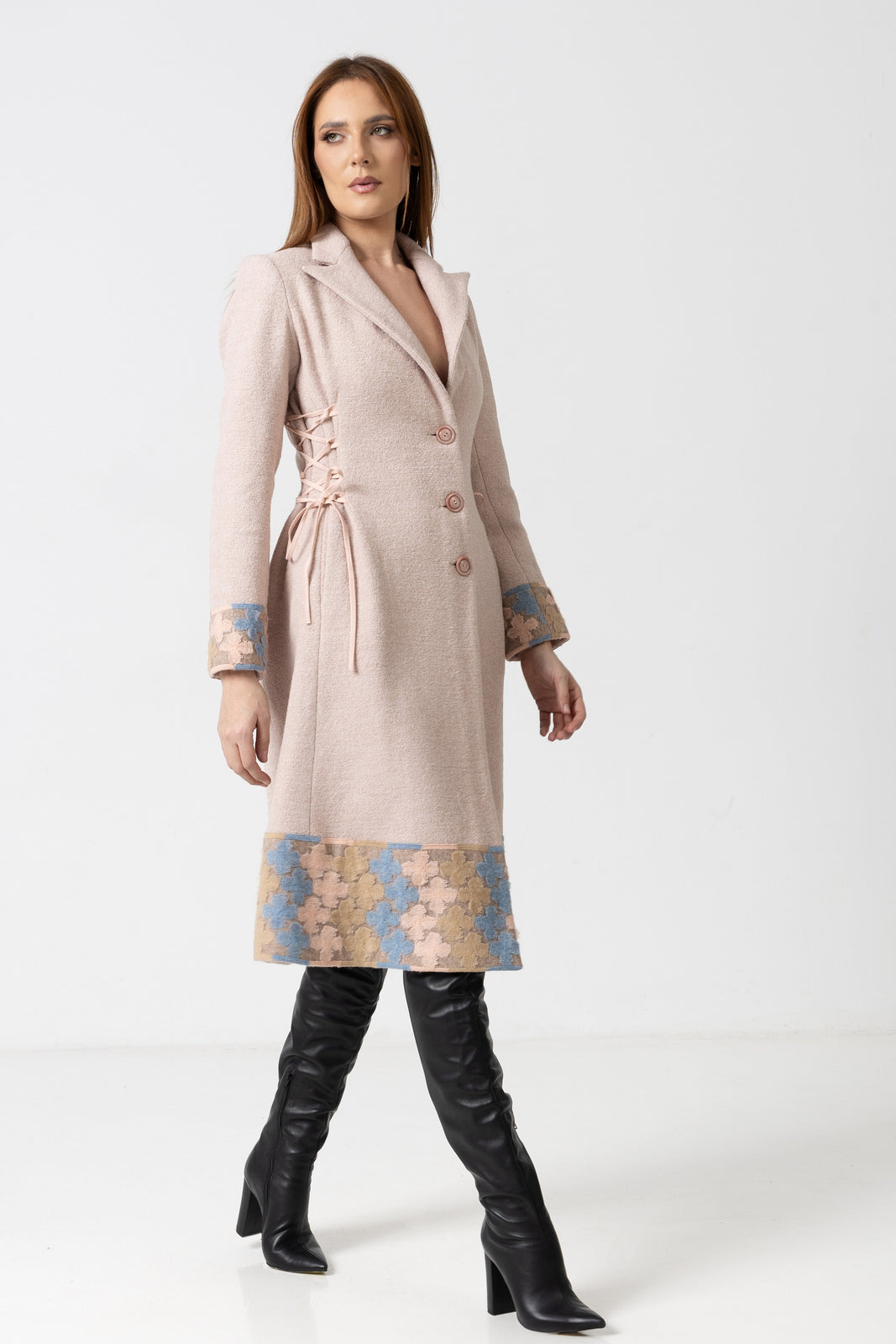 Incarca imaginea in galerie, Palton din lână in nuante calde de bej-rose cu insertii florale