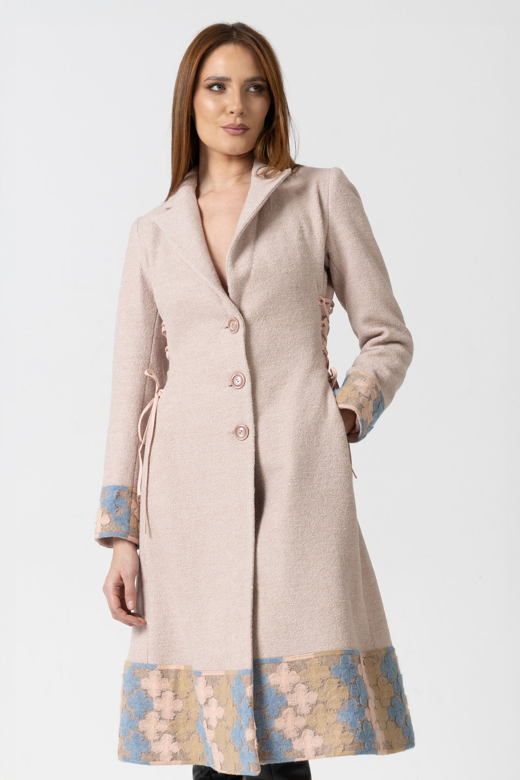 Incarca imaginea in galerie, Palton din lână in nuante calde de bej-rose cu insertii florale