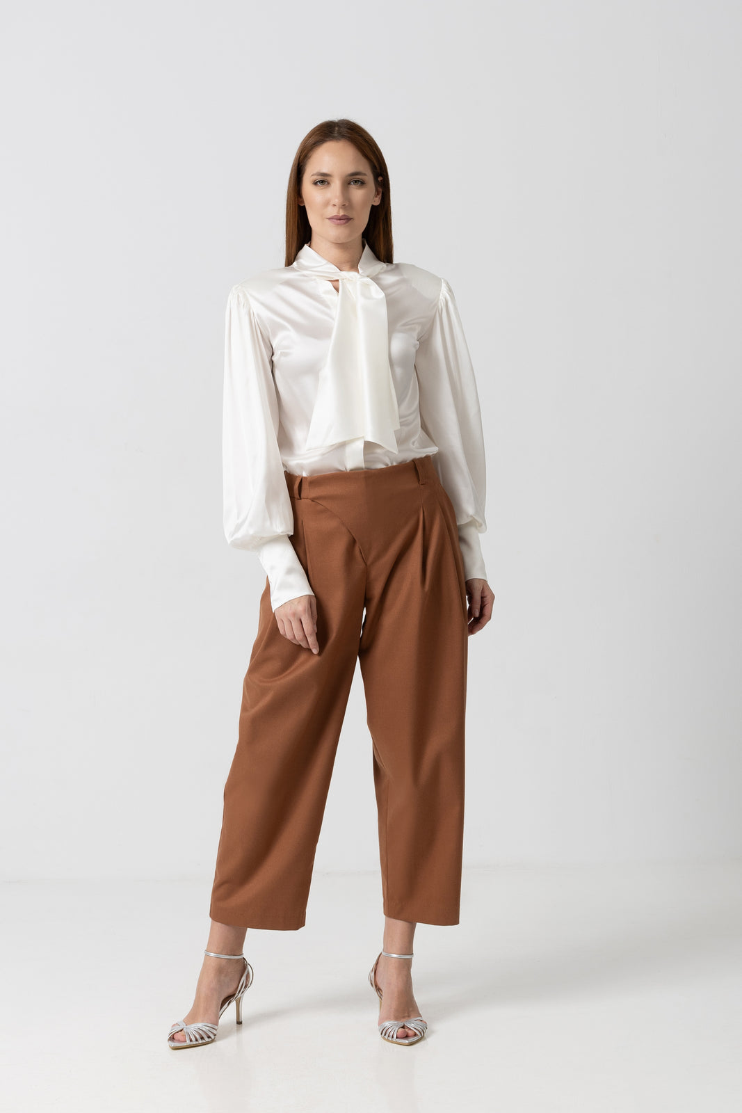 Incarca imaginea in galerie, Pantaloni eleganți din stofă caramel cu design petrecut