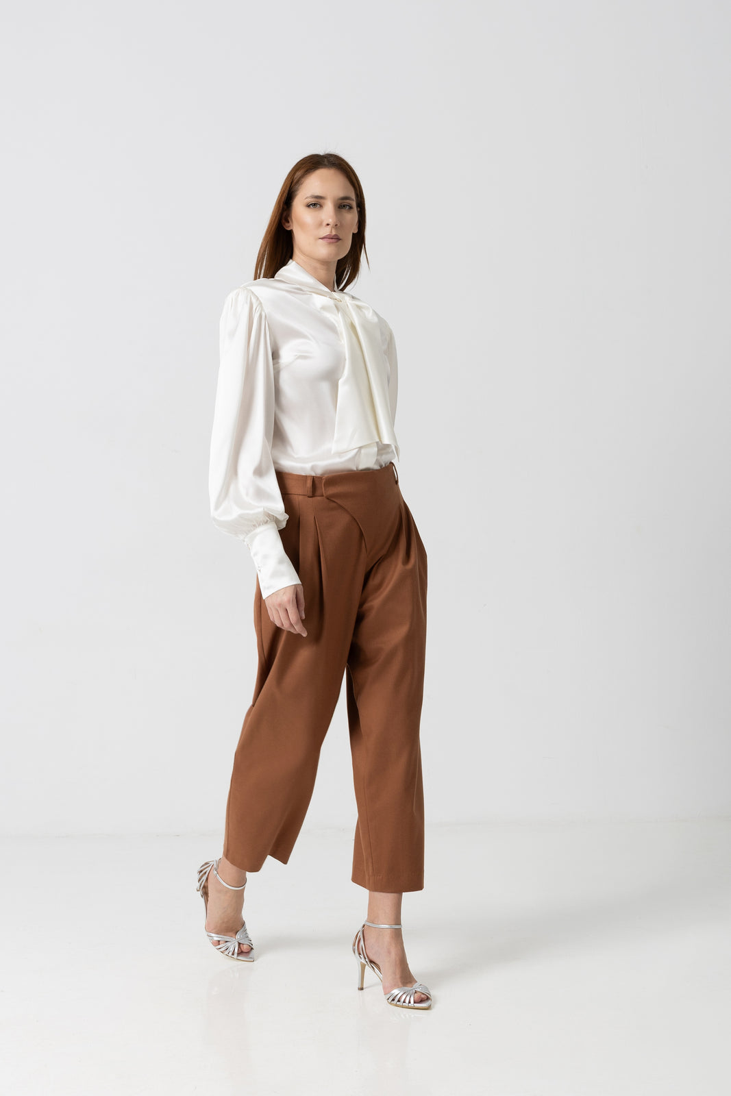 Incarca imaginea in galerie, Pantaloni eleganți din stofă caramel cu design petrecut