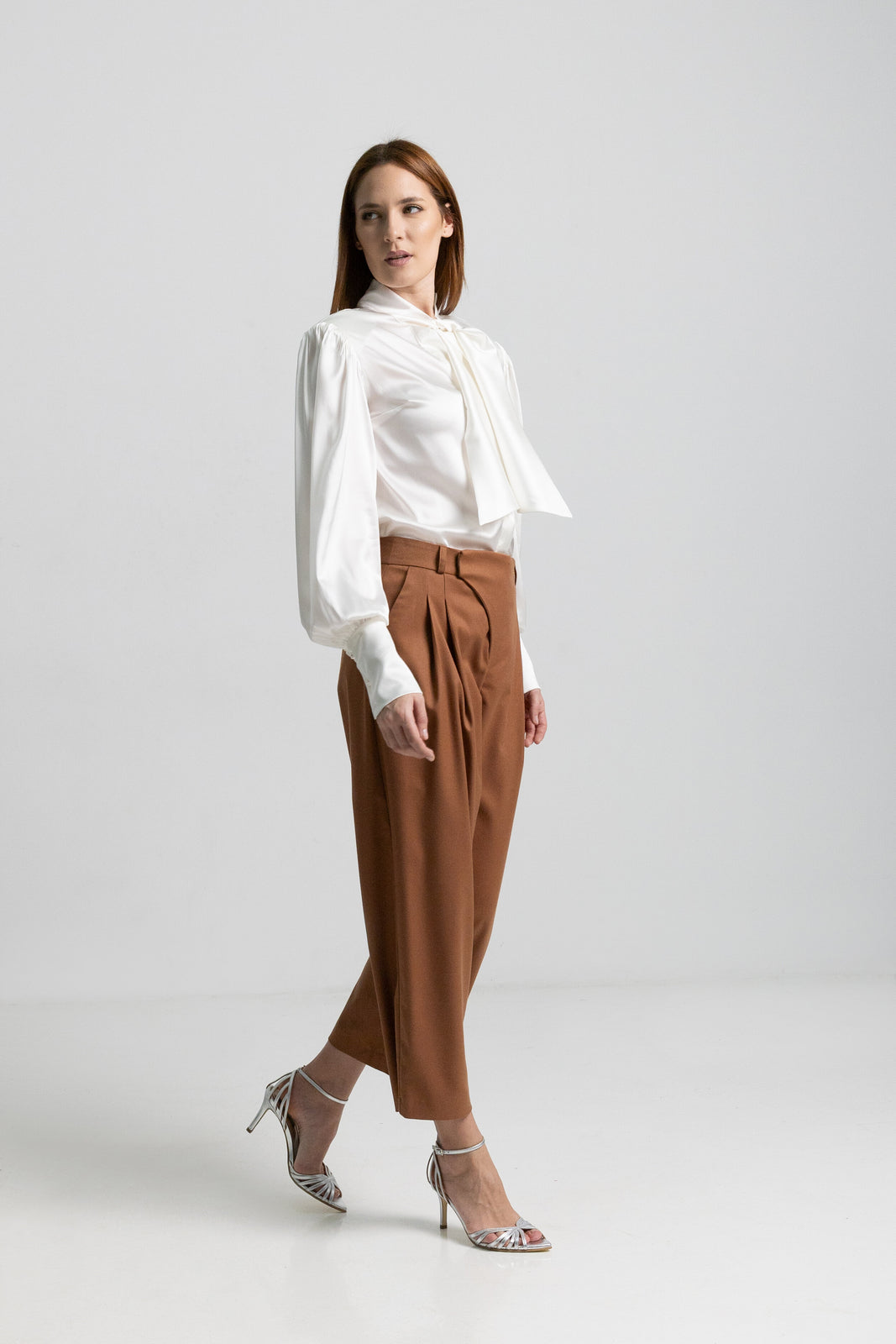 Incarca imaginea in galerie, Pantaloni eleganți din stofă caramel cu design petrecut