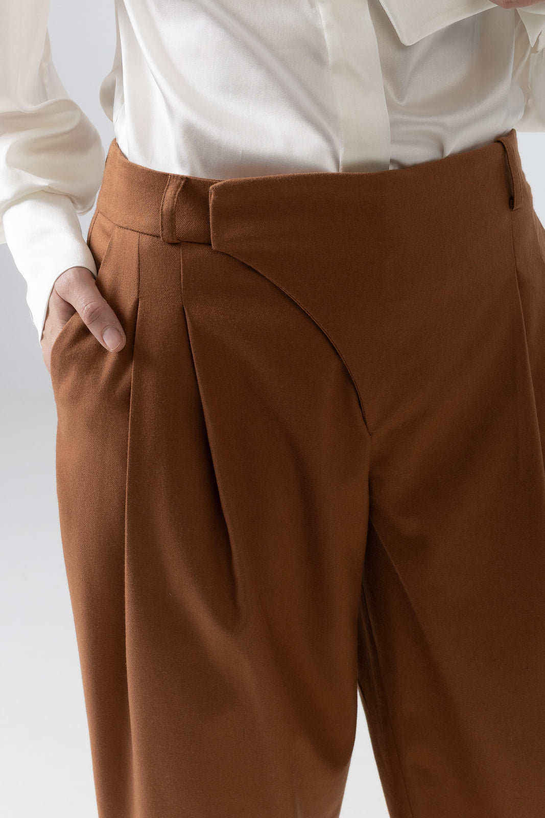 Incarca imaginea in galerie, Pantaloni eleganți din stofă caramel cu design petrecut