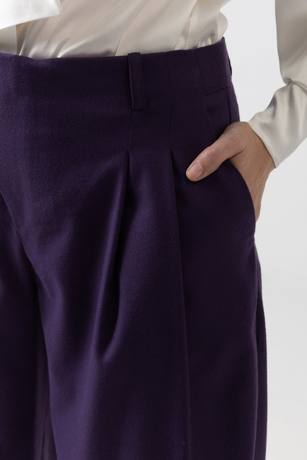 Incarca imaginea in galerie, Pantaloni eleganți din stofă mov cu design petrecut