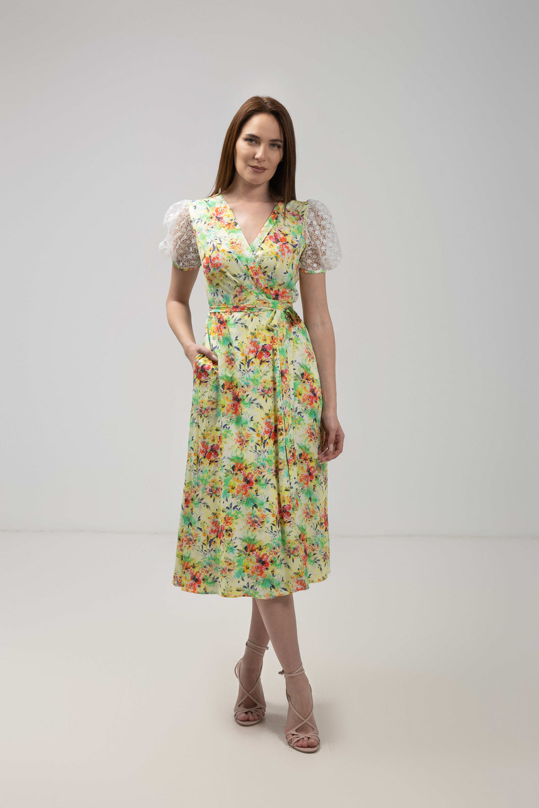 Incarca imaginea in galerie, Rochie midi petrecută din vâscoză imprimată cu mâneci din dantelă