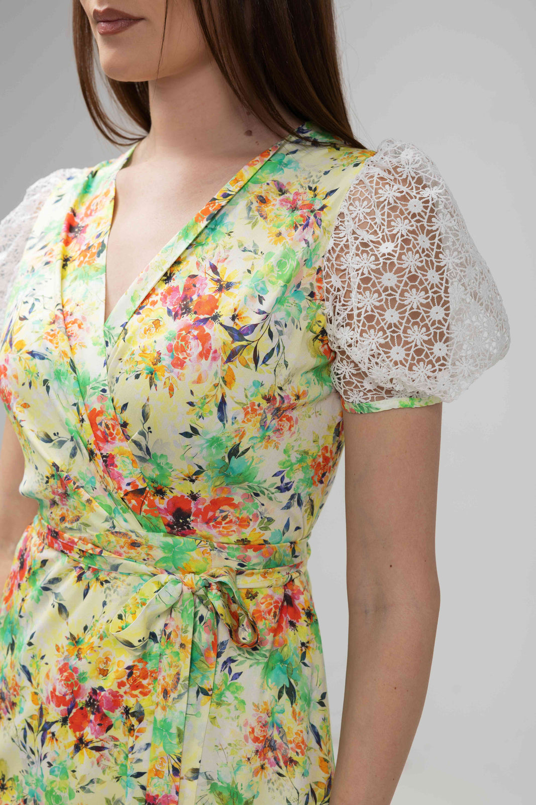 Incarca imaginea in galerie, Rochie midi petrecută din vâscoză imprimată cu mâneci din dantelă
