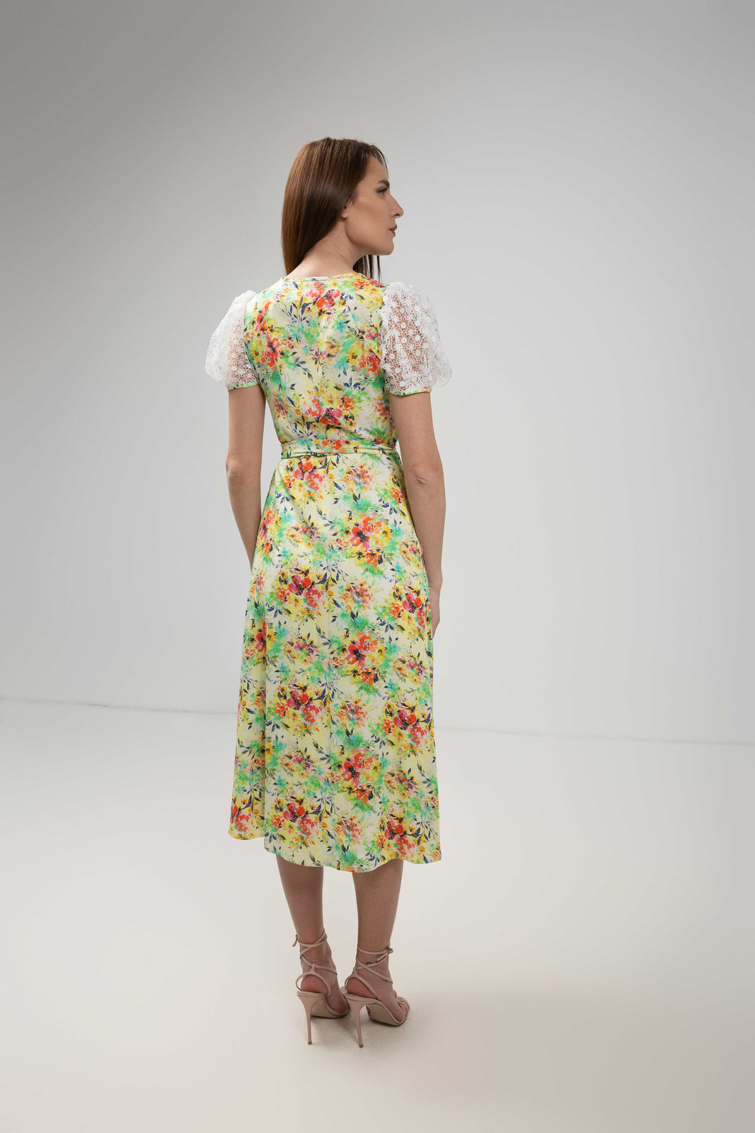Incarca imaginea in galerie, Rochie midi petrecută din vâscoză imprimată cu mâneci din dantelă