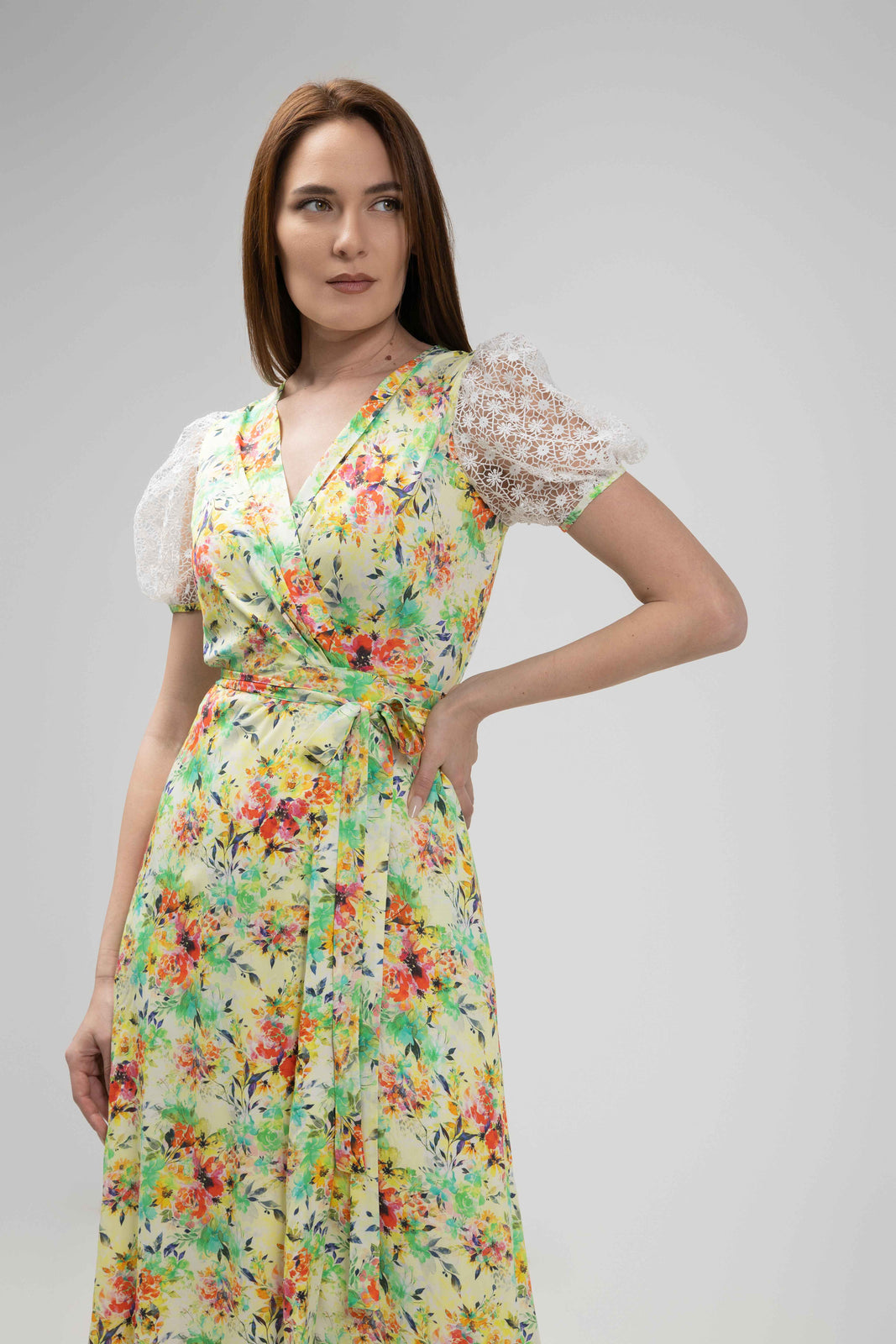 Incarca imaginea in galerie, Rochie midi petrecută din vâscoză imprimată cu mâneci din dantelă