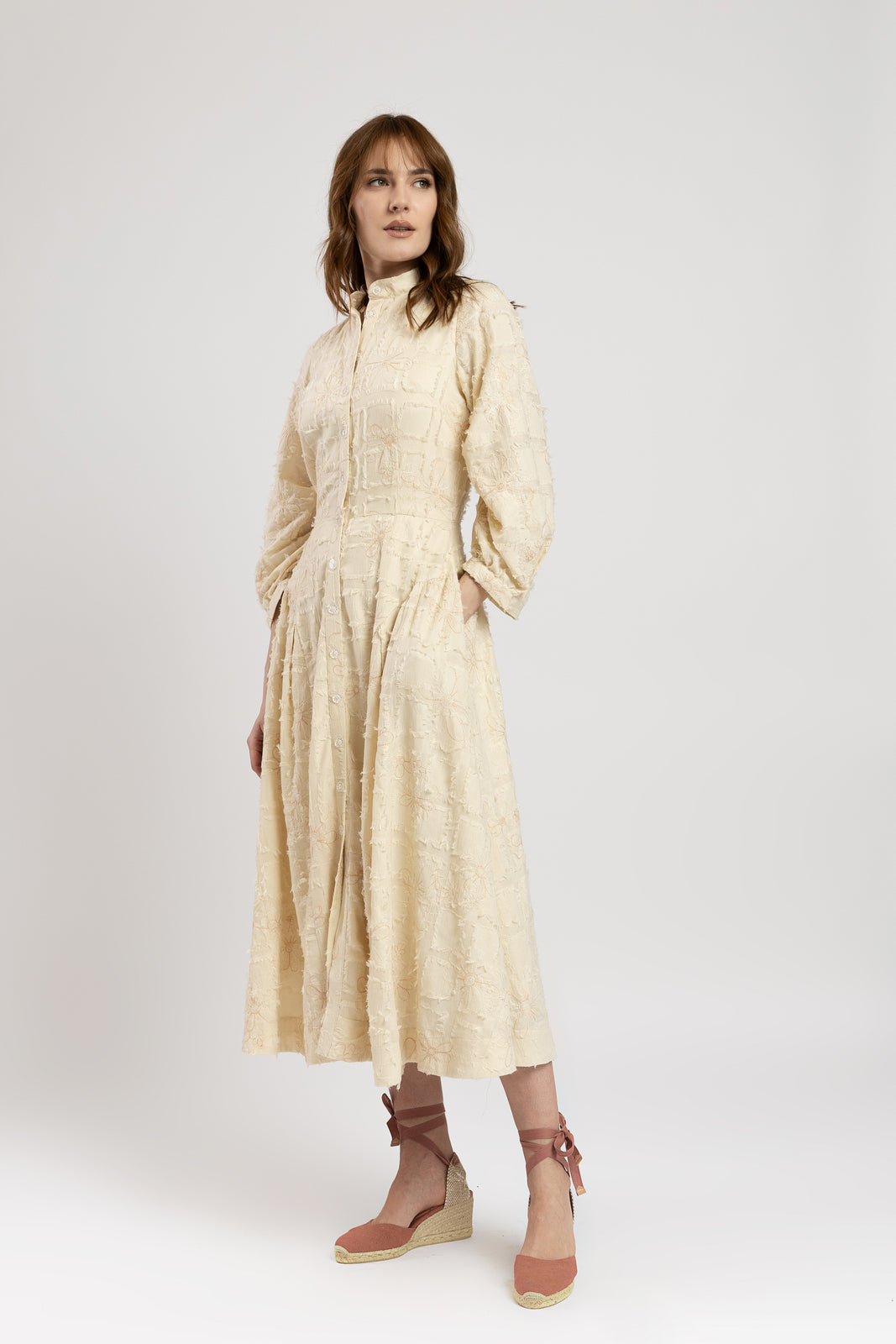 Incarca imaginea in galerie, Rochie din bumbac ivoar cu flori brodate