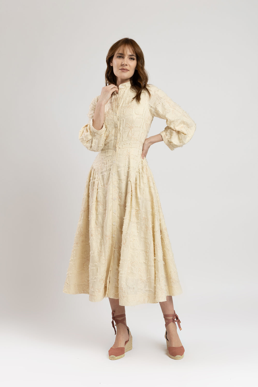 Incarca imaginea in galerie, Rochie din bumbac ivoar cu flori brodate
