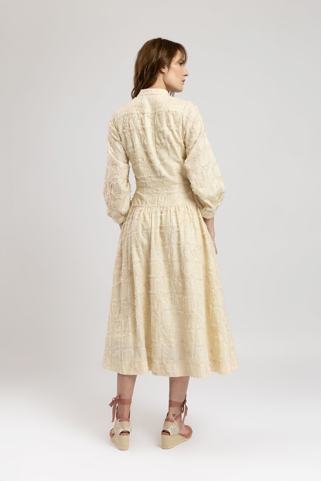 Incarca imaginea in galerie, Rochie din bumbac ivoar cu flori brodate