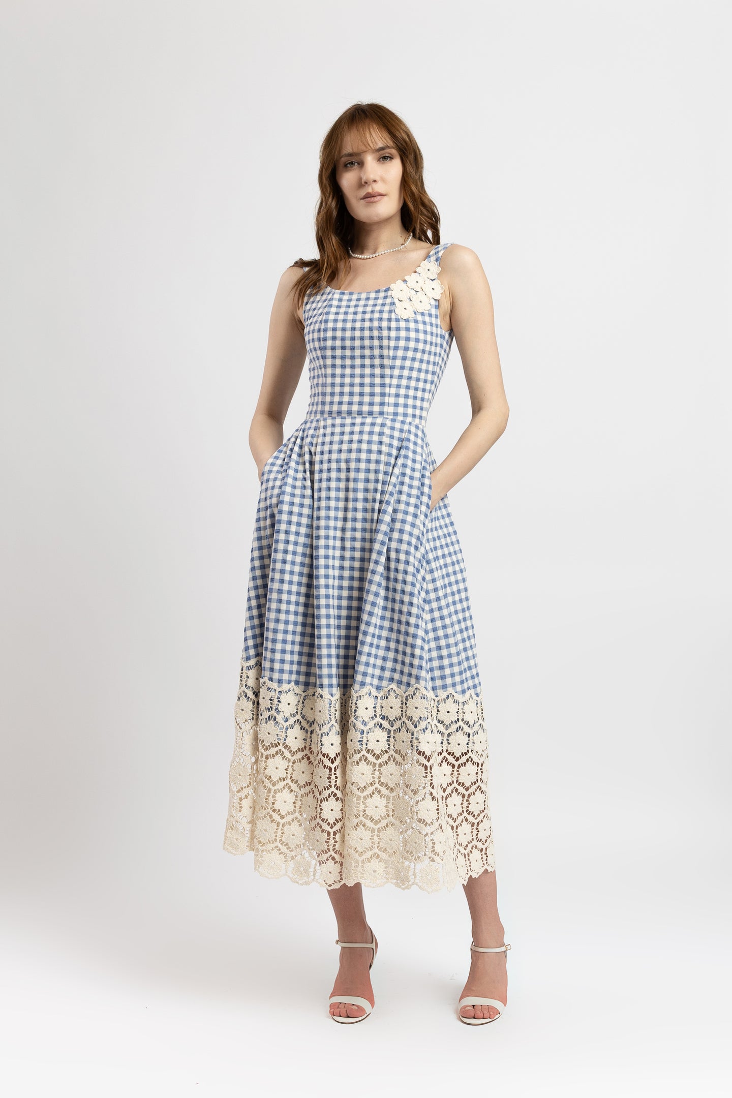 Rochie midi din vascoza in carouri cu aplicatii din macrame