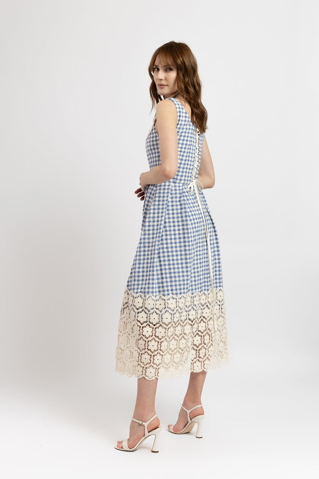 Incarca imaginea in galerie, Rochie midi din vascoza in carouri cu aplicatii din macrame