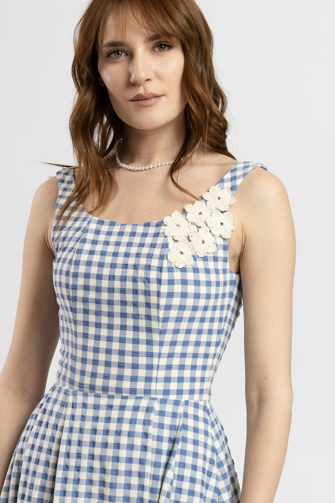 Incarca imaginea in galerie, Rochie midi din vascoza in carouri cu aplicatii din macrame