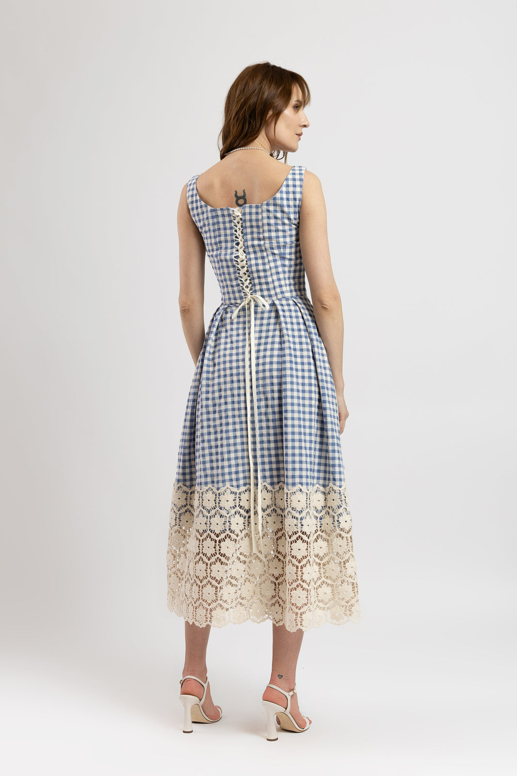 Incarca imaginea in galerie, Rochie midi din vascoza in carouri cu aplicatii din macrame