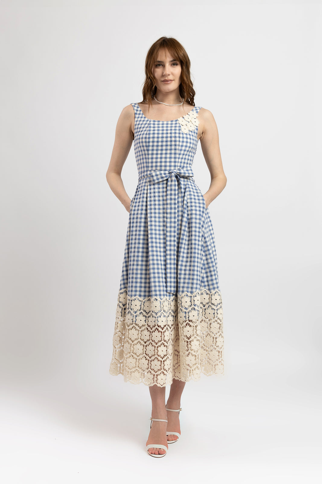 Incarca imaginea in galerie, Rochie midi din vascoza in carouri cu aplicatii din macrame
