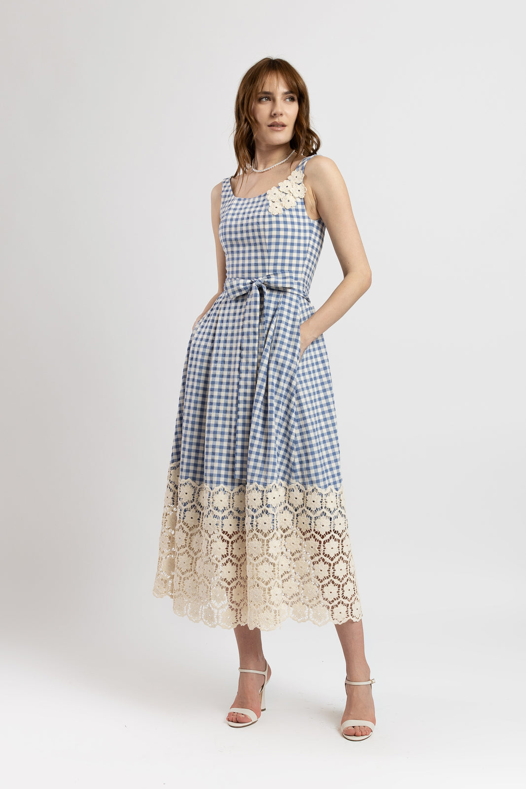 Incarca imaginea in galerie, Rochie midi din vascoza in carouri cu aplicatii din macrame