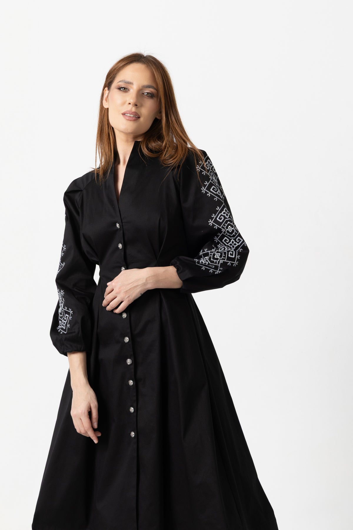 Rochie camasa tip tunica neagra cu broderie computerizata si maneci bufante