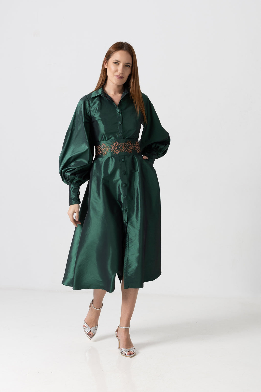 Incarca imaginea in galerie, Rochie din tafta verde închis cu brâu brodat