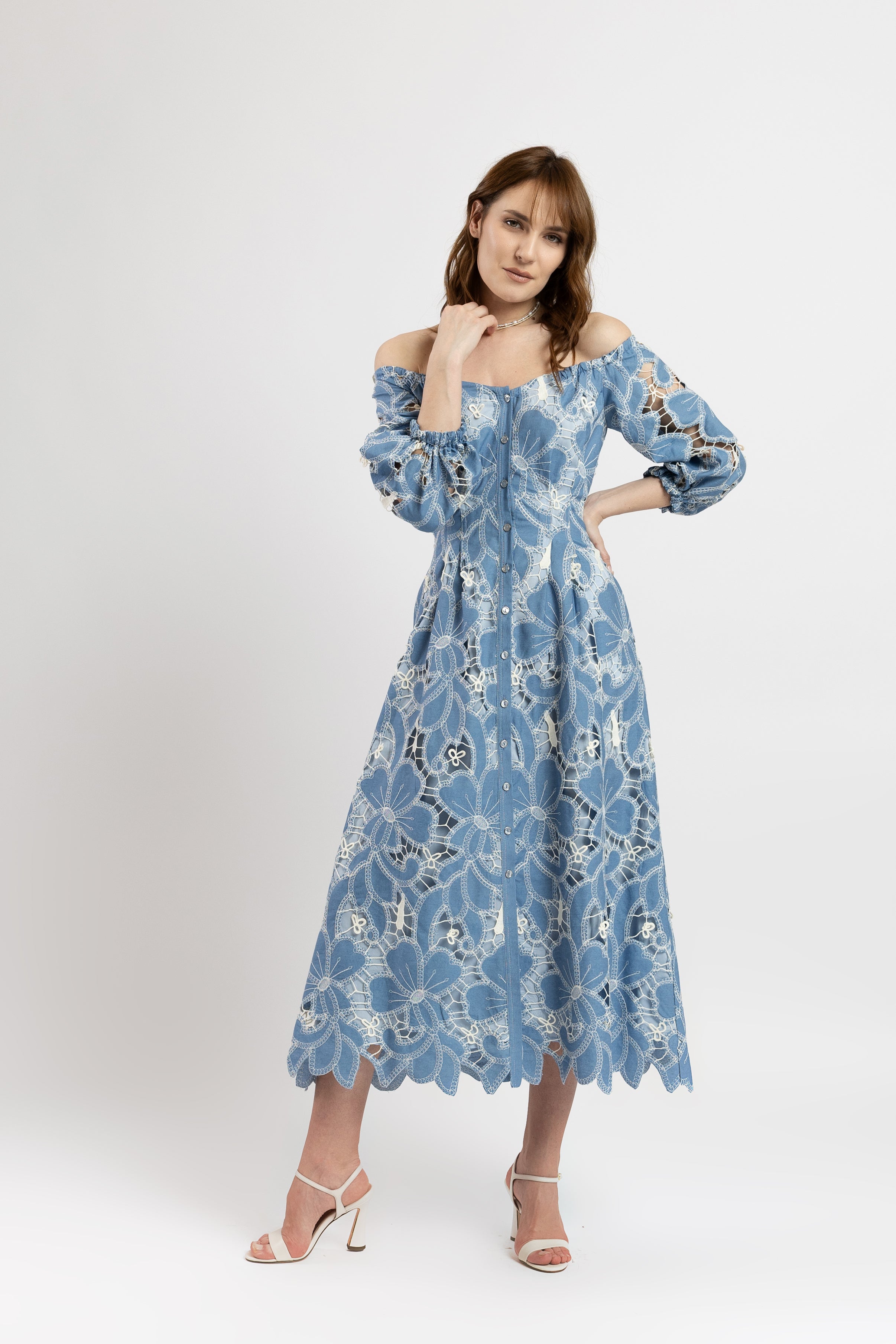 Rochie midi cu umeri decupati din denim cu broderie sparta