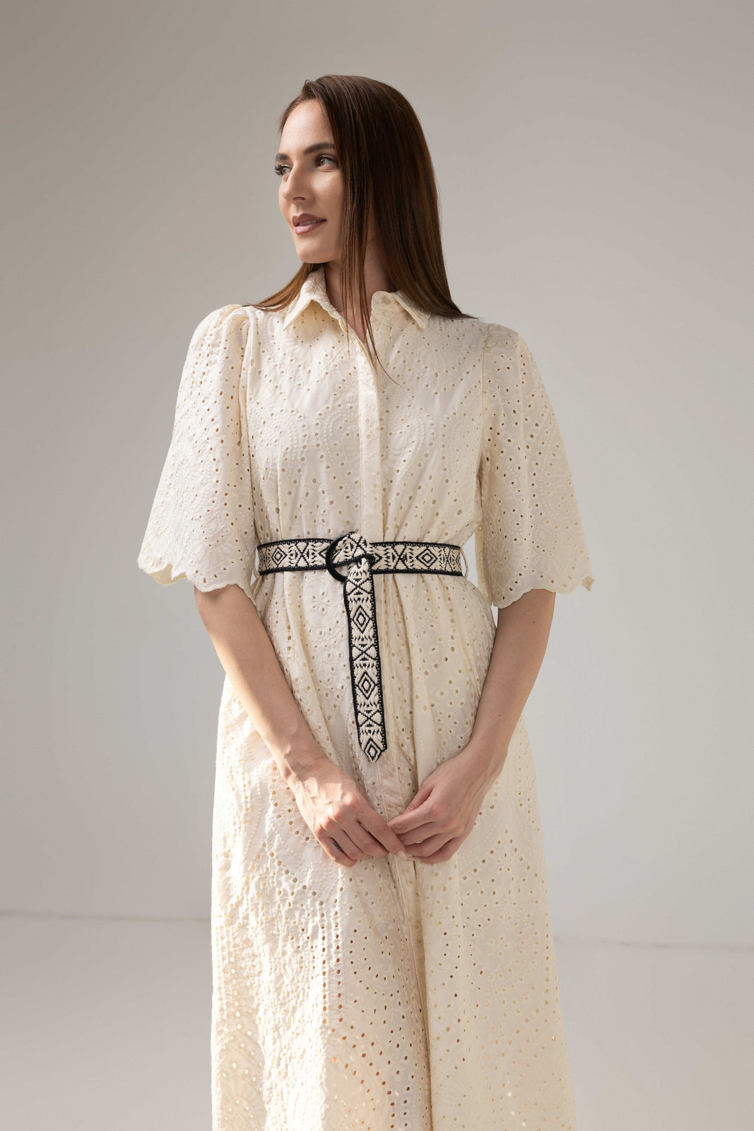 Incarca imaginea in galerie, Rochie midi ivory din dantelă brodată cu mâneci ample și cordon decorativ