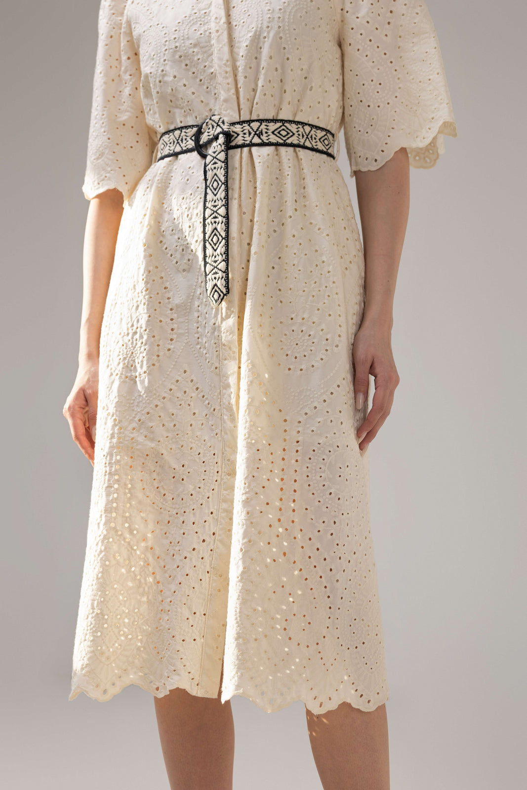 Incarca imaginea in galerie, Rochie midi ivory din dantelă brodată cu mâneci ample și cordon decorativ