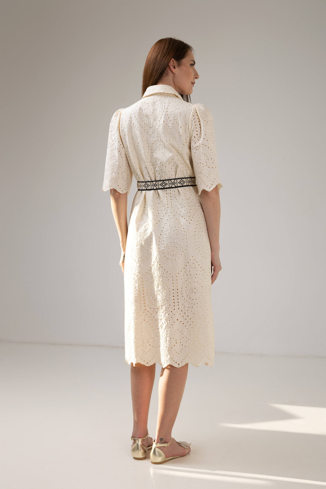 Incarca imaginea in galerie, Rochie midi ivory din dantelă brodată cu mâneci ample și cordon decorativ