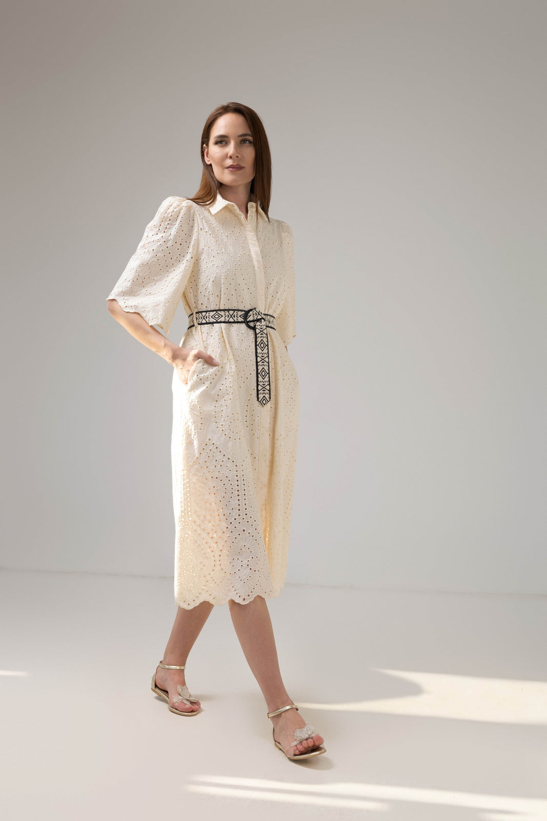 Incarca imaginea in galerie, Rochie midi ivory din dantelă brodată cu mâneci ample și cordon decorativ
