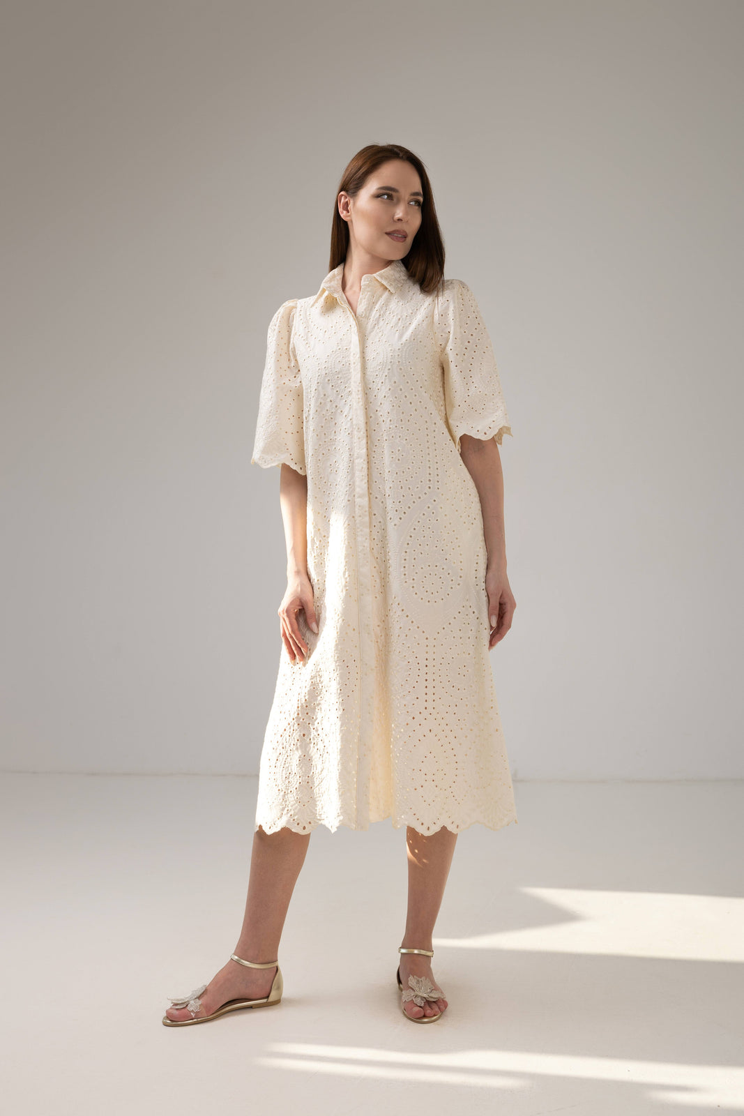 Incarca imaginea in galerie, Rochie midi ivory din dantelă brodată cu mâneci ample și cordon decorativ