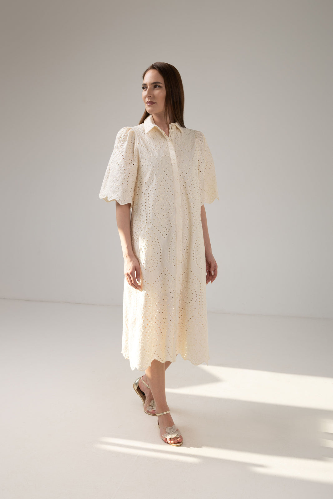 Incarca imaginea in galerie, Rochie midi ivory din dantelă brodată cu mâneci ample și cordon decorativ