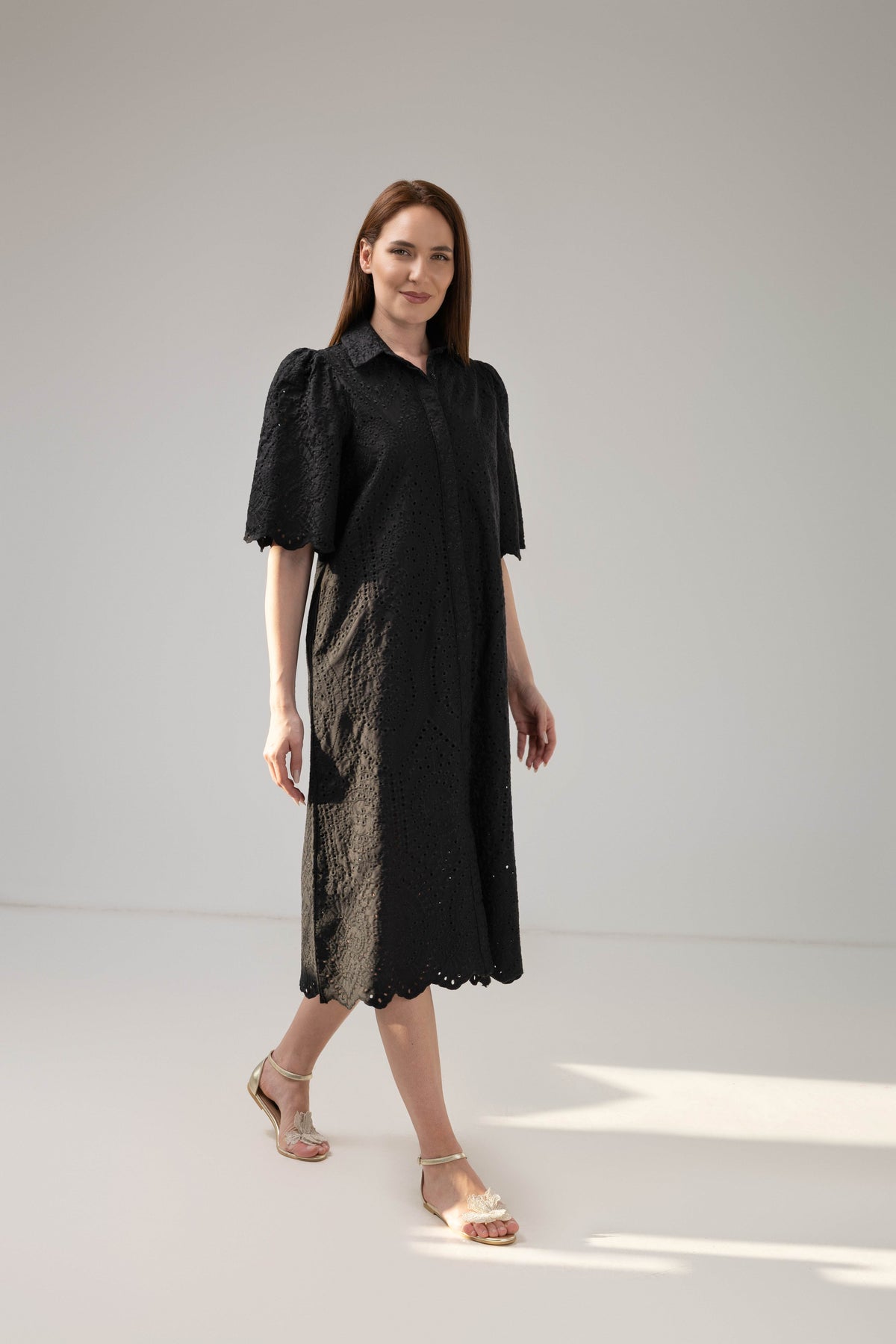 Rochie midi neagra din dantelă brodată cu mâneci ample și cordon decorativ