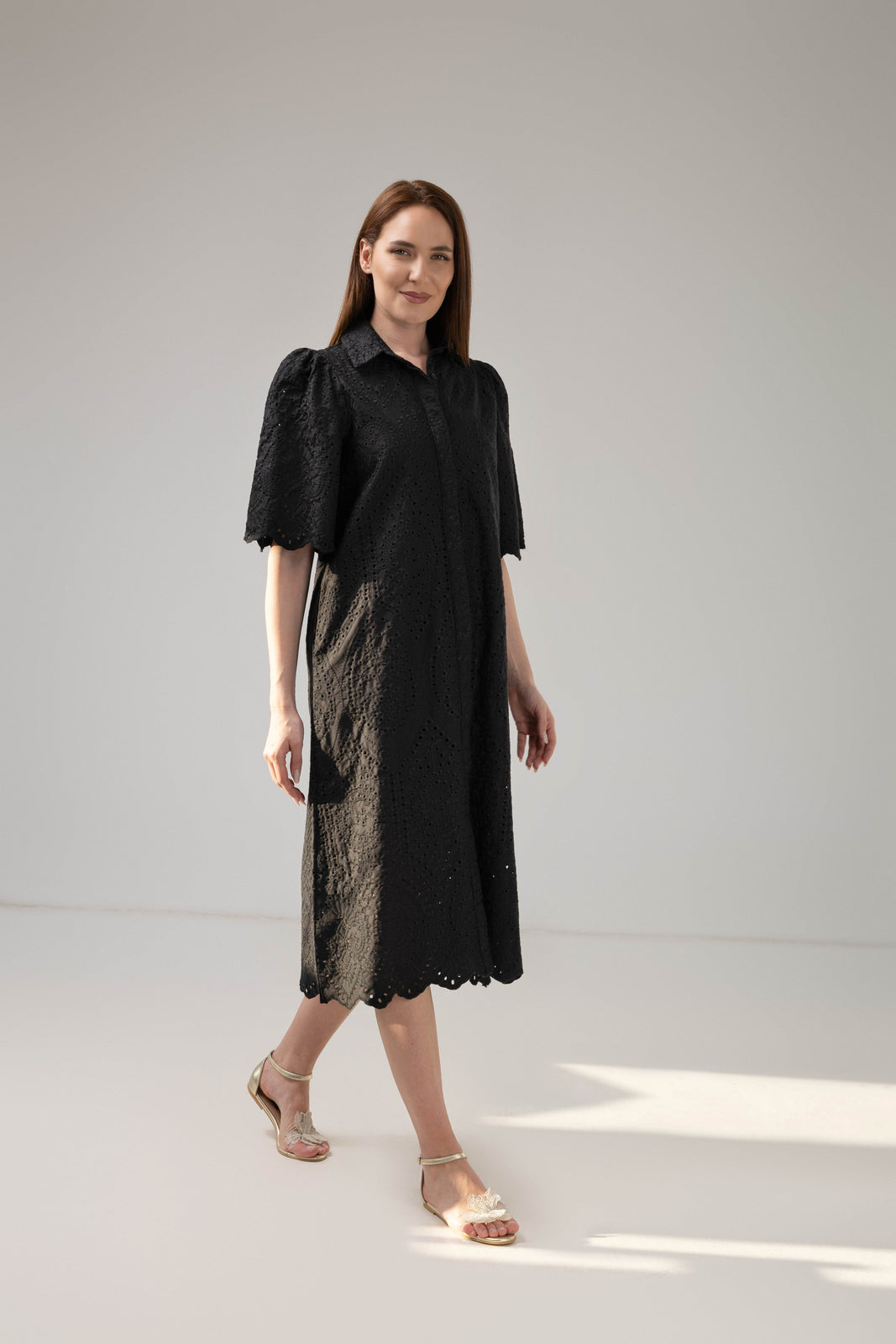 Incarca imaginea in galerie, Rochie midi neagra din dantelă brodată cu mâneci ample și cordon decorativ