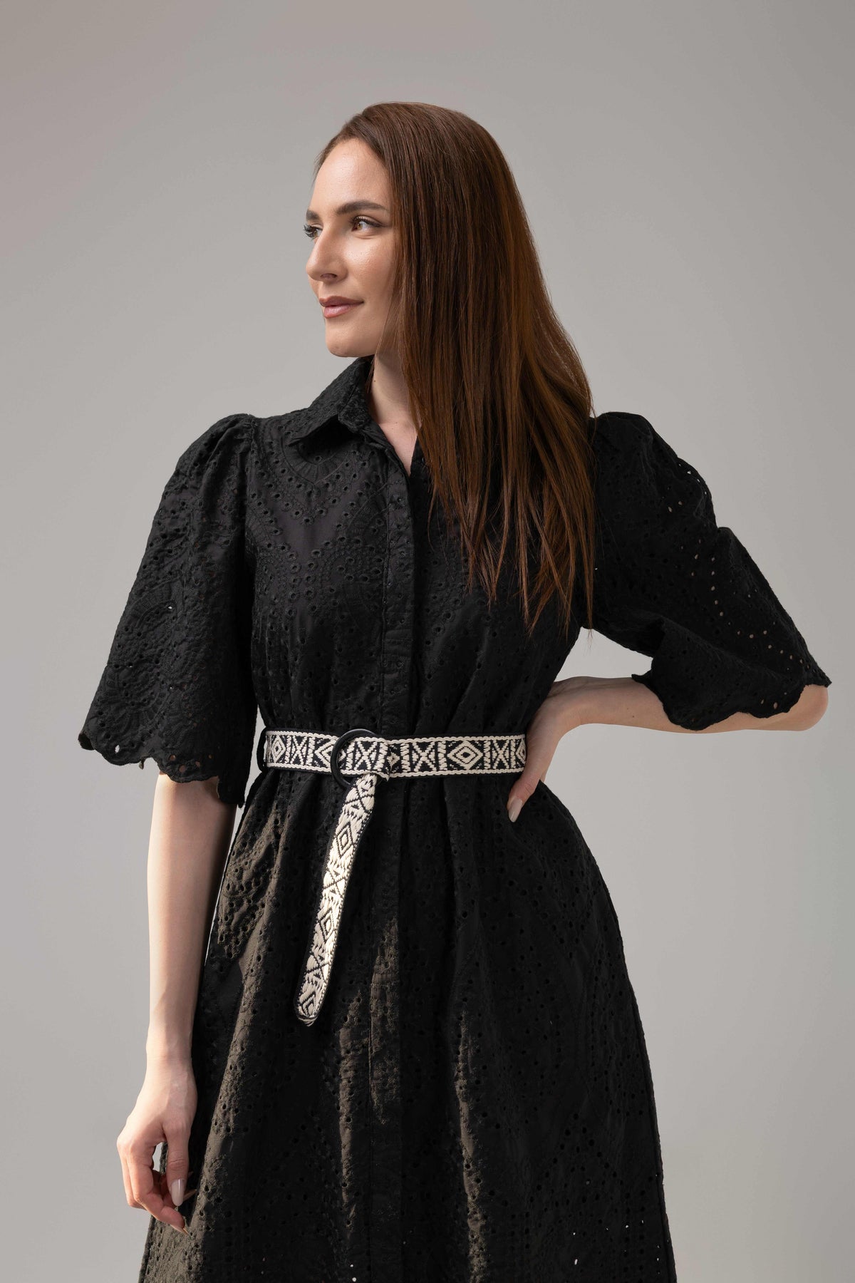 Rochie midi neagra din dantelă brodată cu mâneci ample și cordon decorativ