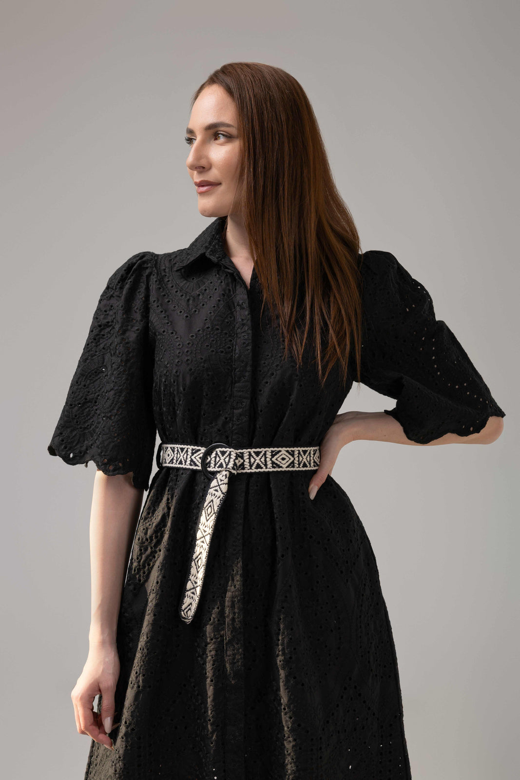 Incarca imaginea in galerie, Rochie midi neagra din dantelă brodată cu mâneci ample și cordon decorativ
