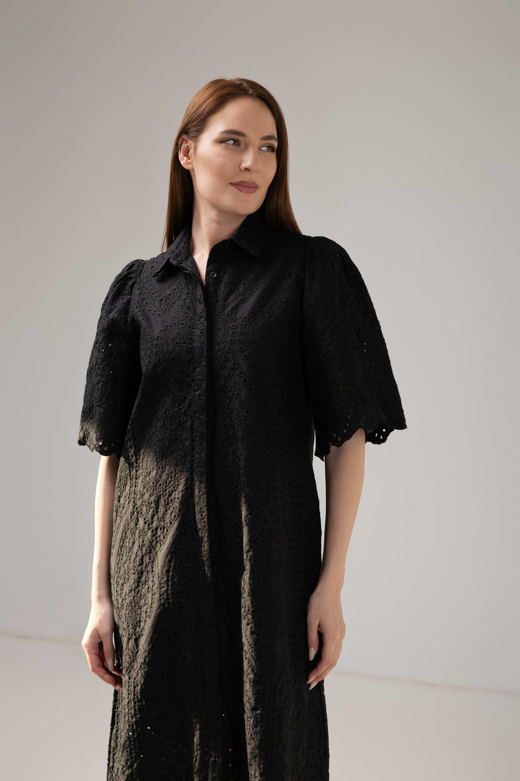 Incarca imaginea in galerie, Rochie midi neagra din dantelă brodată cu mâneci ample și cordon decorativ